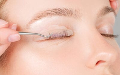 Dites adieu au recourbe-cils et au mascara grâce au rehaussement et à la teinture des cils!