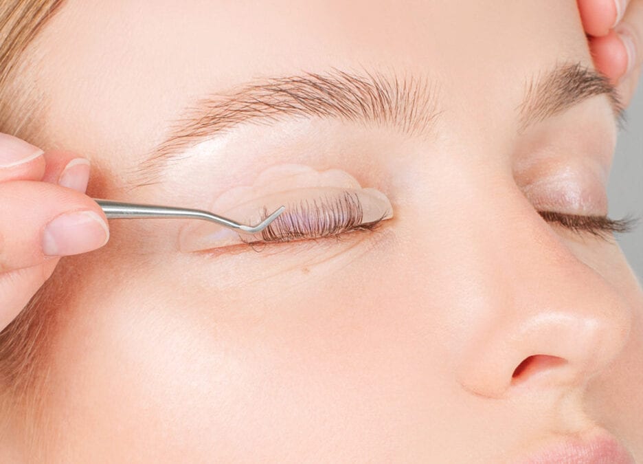 Dites adieu au recourbe-cils et au mascara grâce au rehaussement et à la teinture des cils!
